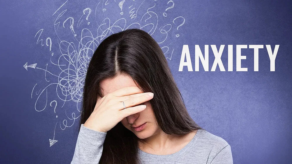אישה בחדר שינה רגוע בהתמודדות עם חרדה
