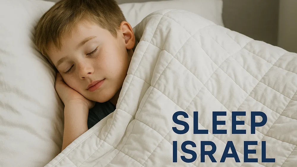 ילד ישן בנוחות עם שמיכה כבדה